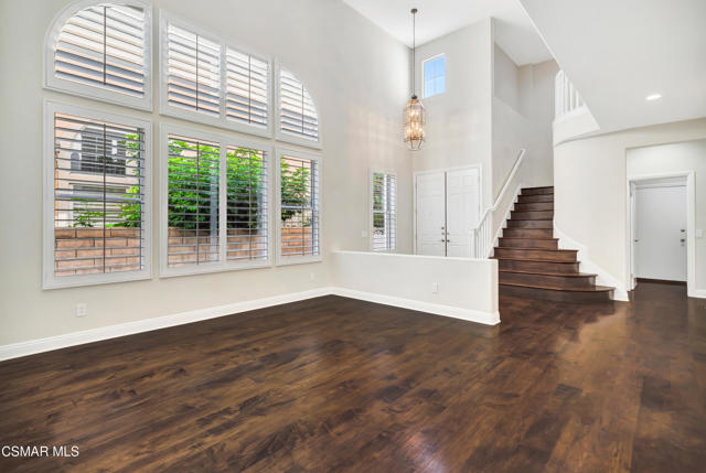 3044 Ferncrest Place, Thousand Oaks CA: https://media.crmls.org/mediaz/844a7718-64ca-4ef1-b3cb-1a879315f7c9.jpg