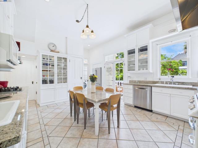 1709 Myrtle St, Oakland CA: https://media.crmls.org/mediaz/844aaac4-9bfa-4328-ba4c-81845b9a966d.jpg