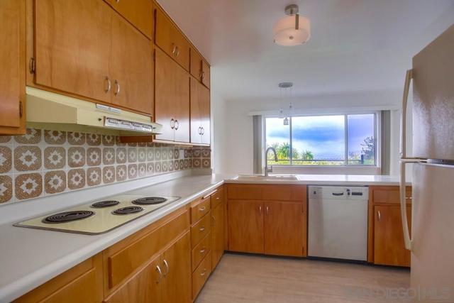7255 Via Capri, La Jolla CA: https://media.crmls.org/mediaz/844bc91c-b890-4da5-9824-14c32b59058c.jpg