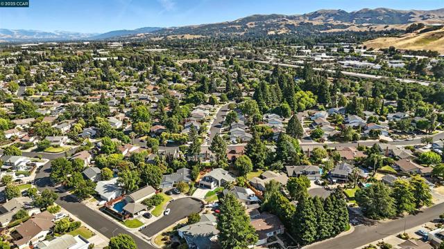 31 Junewood Ct, Danville CA: https://media.crmls.org/mediaz/844bc9d6-7ee0-4fb3-aa8a-d46d6415a9d4.jpg