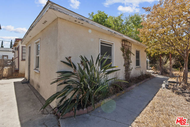 1344 N Parish Place, Burbank CA: https://media.crmls.org/mediaz/844beb99-981c-48ba-a9c0-a2f13cf6b85e.jpg