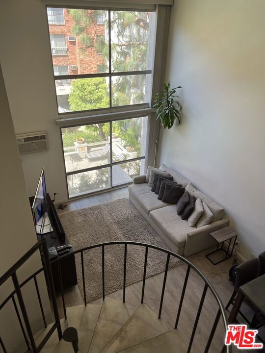 1440 Veteran Avenue, Los Angeles CA: https://media.crmls.org/mediaz/844c7d5c-5ab0-480a-9008-bddeb81e6c58.jpg