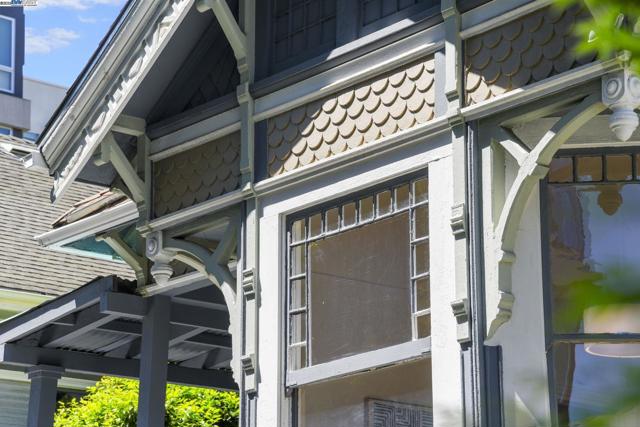 2349 Waverly St, Oakland CA: https://media.crmls.org/mediaz/844e479b-5d4b-4e40-8aa7-3b8eb8a4d6ed.jpg