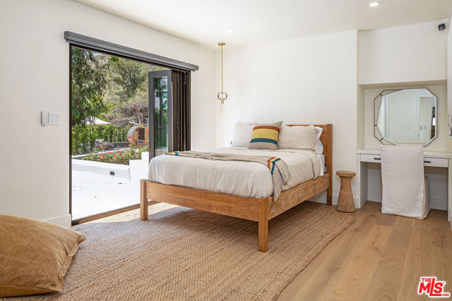 3525 Coast View Drive, Malibu CA: https://media.crmls.org/mediaz/844ec9ea-df33-47c5-873a-cd494f9952c2.jpg