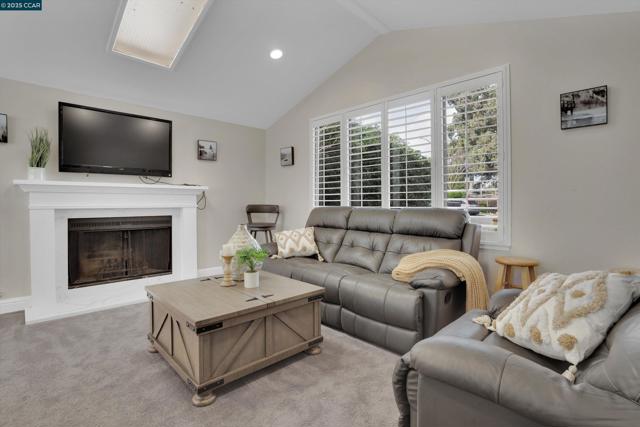 1274 Maywood Ln, Martinez CA: https://media.crmls.org/mediaz/844f45ca-0e76-4d7d-9888-6bbba95321ad.jpg
