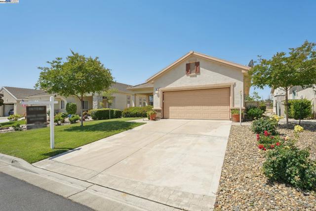 491 Central Park Pl, Brentwood CA: https://media.crmls.org/mediaz/84518b58-27bb-4d06-a02d-af616d9b1b80.jpg