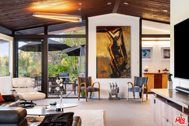 2718 Claray Drive, Los Angeles CA: https://media.crmls.org/mediaz/8451b5a1-d938-4486-b42c-6fdaf7c7a90a.jpg