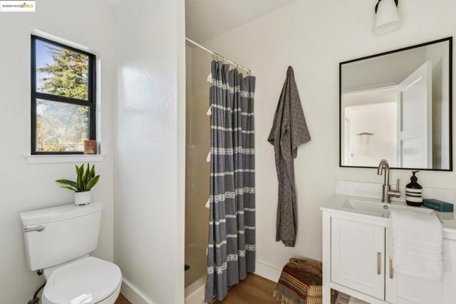 1521 Josephine St, Berkeley CA: https://media.crmls.org/mediaz/8451fb6a-ed35-48be-8f93-c87ceefa7840.jpg