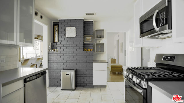 14039 Gilmore Street photo 7