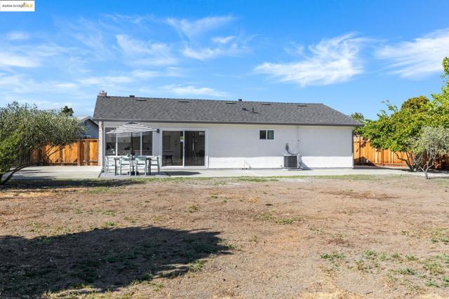 34841 Potomac River Pl, Fremont CA: https://media.crmls.org/mediaz/8452e83f-3b1e-43c8-99ab-a2a45e7d0031.jpg