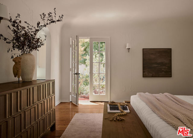 6401 San Vicente Boulevard, Los Angeles CA: https://media.crmls.org/mediaz/8452fe47-22cf-4e5d-80fb-d166cf6ebec4.jpg