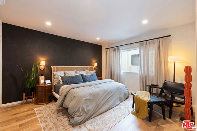 536 N Orlando Avenue, West Hollywood CA: https://media.crmls.org/mediaz/84533094-7dc2-47b5-bc2b-3928f957cbc6.jpg