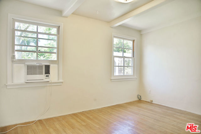 2963 Queensbury Drive, Los Angeles CA: https://media.crmls.org/mediaz/84533cf4-415c-4ff3-8064-c1f8a9e96e0d.jpg