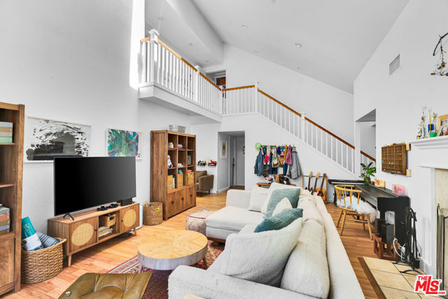 3952 Patrick Henry Place, Agoura Hills CA: https://media.crmls.org/mediaz/845346ef-b424-44bb-a437-9d1dbab0867b.jpg