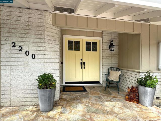 2200 Tice Valley Blvd, Walnut Creek CA: https://media.crmls.org/mediaz/8453a0a3-96ef-4b34-b6df-3a8ab387d270.jpg