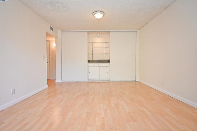 320 N Civic Dr, Walnut Creek CA: https://media.crmls.org/mediaz/8453fd55-31c9-4dbc-91fb-91eb4698be5a.jpg