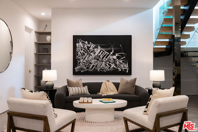 633 N Crescent Heights Boulevard, Los Angeles CA: https://media.crmls.org/mediaz/845416a3-fafd-4540-8178-4123fc6710a9.jpg