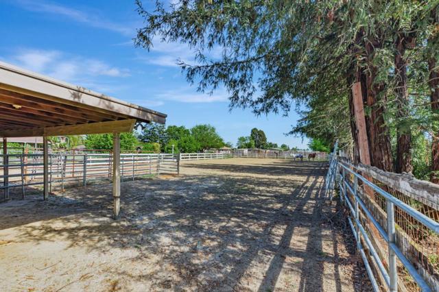 10495 Garcia Lane, Gilroy CA: https://media.crmls.org/mediaz/84548228-499f-4446-a5f9-9edb6bd32a17.jpg