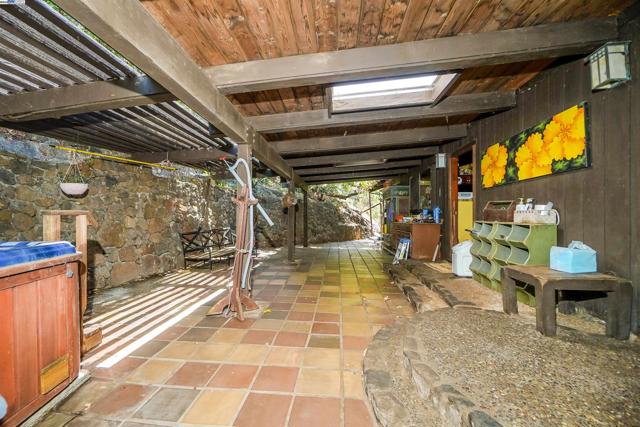 21 Red Rock Way, San Rafael CA: https://media.crmls.org/mediaz/84549432-8311-45a4-9c29-f74aba2f9528.jpg