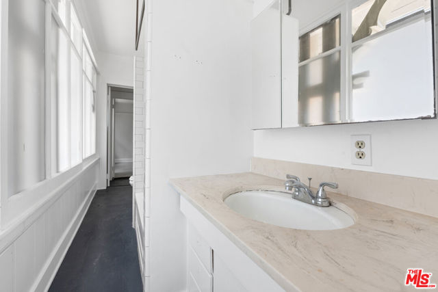 45 Breeze Avenue, Venice CA: https://media.crmls.org/mediaz/8455292f-c002-4350-903e-cfddccd2c175.jpg