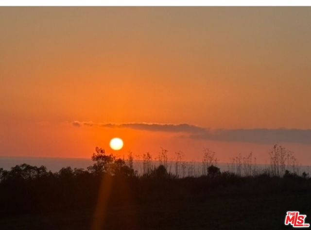 6052 Merritt Drive, Malibu CA: https://media.crmls.org/mediaz/84552c73-ad56-4ee8-b04c-8230801462d2.jpg