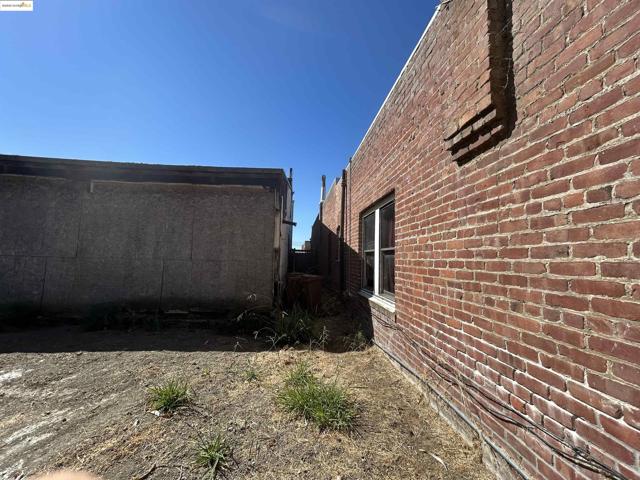 39 Main St, Isleton CA: https://media.crmls.org/mediaz/84553924-a96d-4392-873f-1a1dbb4a8bdb.jpg