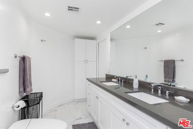 16894 Encino Hills Drive, Encino CA: https://media.crmls.org/mediaz/84558407-b13c-4234-be5e-6fb33b172c65.jpg