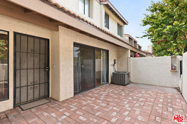 6021 Lindley Avenue, Tarzana CA: https://media.crmls.org/mediaz/8455ee84-5e05-4c09-a79b-4c5113d307f6.jpg