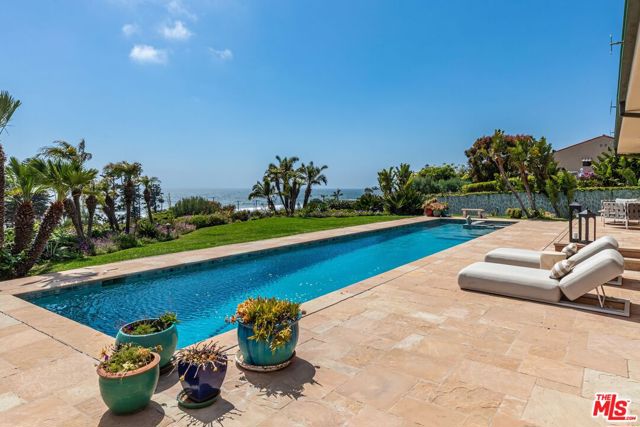 6417 Merritt Drive, Malibu CA: https://media.crmls.org/mediaz/8456b1fb-b48e-44a6-9a52-58f3e5aacb78.jpg