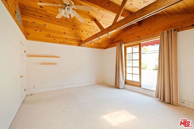 315 26th Street, Santa Monica CA: https://media.crmls.org/mediaz/8456c700-eedb-4384-99d2-8112bd8965a6.jpg