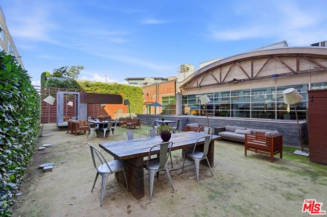 530 S Hewitt Street, Los Angeles CA: https://media.crmls.org/mediaz/8457cdd4-5327-4078-9a71-1565bce1bb9f.jpg