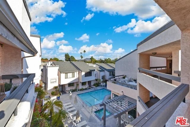 11911 Magnolia Boulevard, Valley Village CA: https://media.crmls.org/mediaz/8459bd2f-ae5a-46a2-a651-f83ee5888e64.jpg