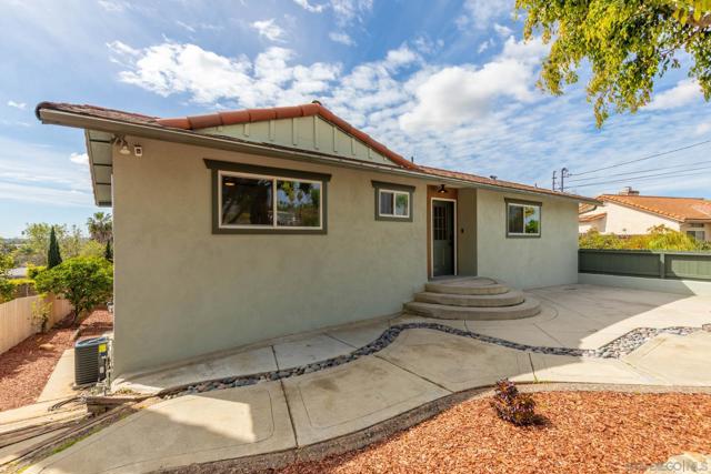 361 E Indian Rock Rd, Vista CA: https://media.crmls.org/mediaz/845a0aaf-f13c-4a88-a151-eaa1cffd3d97.jpg