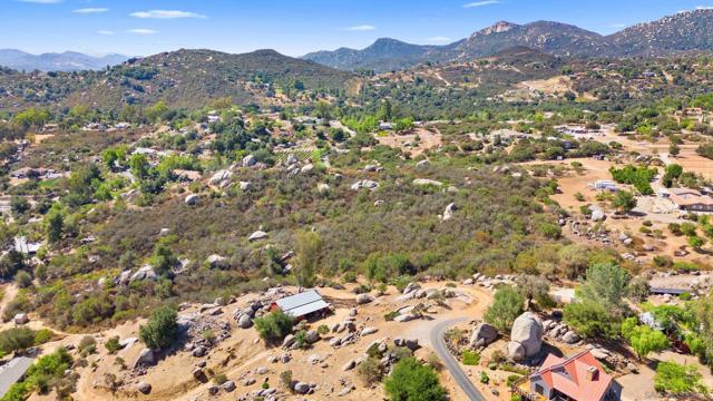 2 Chablis Rd, Ramona CA: https://media.crmls.org/mediaz/845a161c-91ec-4418-b625-8d3af66b736a.jpg