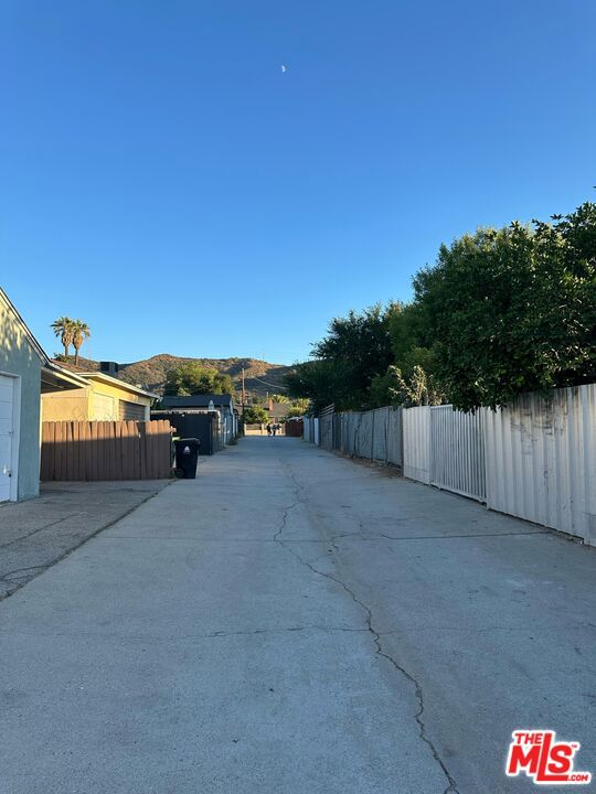 10429 Oro Vista Avenue, Sunland CA: https://media.crmls.org/mediaz/845d0d2e-60c3-44d2-bf65-74d1cb793733.jpg