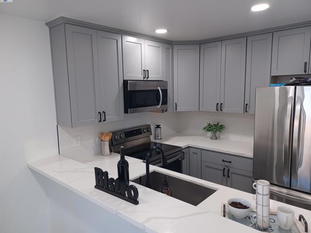112 Aurora Plz, Union City CA: https://media.crmls.org/mediaz/845f9f5a-c48a-4020-a9e8-2643fe287412.jpg