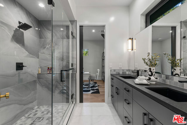 17401 Rancho Street, Encino CA: https://media.crmls.org/mediaz/84602ac9-fb81-4212-adde-8952011ae6d2.jpg