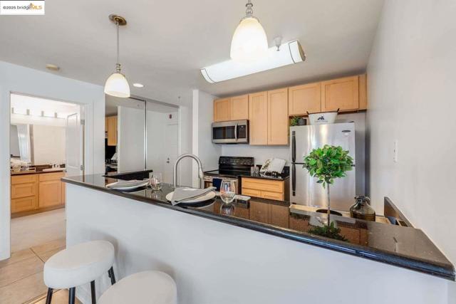 6400 Christie AVE, Emeryville CA: https://media.crmls.org/mediaz/846053ba-32ef-439e-a12d-94090030f5cb.jpg