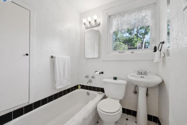 2000 CLINTON AVENUE, Alameda CA: https://media.crmls.org/mediaz/846242ca-f32e-4f2c-bd61-fddbca71089c.jpg
