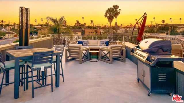 916 Roswell Avenue, Long Beach CA: https://media.crmls.org/mediaz/8463a191-5a5a-480b-aee0-8cc673ff7fed.jpg