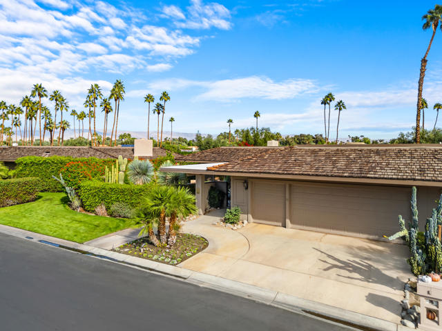 132 Columbia Drive, Rancho Mirage CA: https://media.crmls.org/mediaz/84668e41-8864-4614-96d5-5e2c07c555f8.jpg