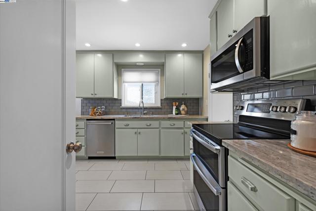 297 Lorraine Blvd, San Leandro CA: https://media.crmls.org/mediaz/8466cb51-a935-4713-bfca-7df0b8014c08.jpg
