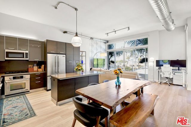 13320 Beach Avenue, Marina del Rey CA: https://media.crmls.org/mediaz/8467bb3c-c96b-46e9-8b48-9555559368b4.jpg