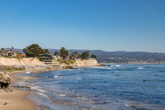 360 36th Avenue, Santa Cruz CA: https://media.crmls.org/mediaz/8467cec5-5b2b-4673-98ff-ed5f18f3bbab.jpg