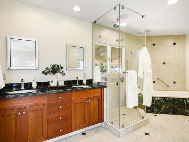 6418 Paseo Delicias, Rancho Santa Fe CA: https://media.crmls.org/mediaz/846967cf-cc96-470b-be3f-4896e018caa6.jpg