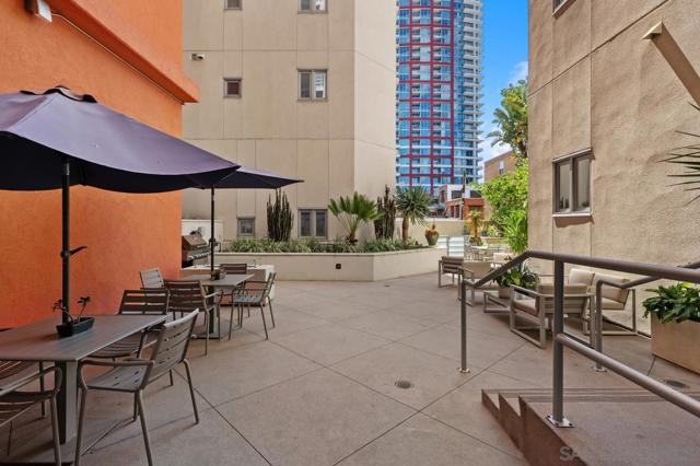 550 15Th St, San Diego CA: https://media.crmls.org/mediaz/84696a8f-7d49-4503-a0eb-758694ccbd35.jpg