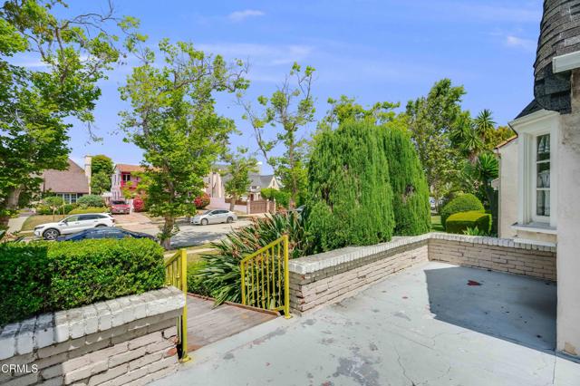 1120 S Burnside Avenue, Los Angeles CA: https://media.crmls.org/mediaz/84699748-8f3f-43d9-9621-d1a83cf1652e.jpg
