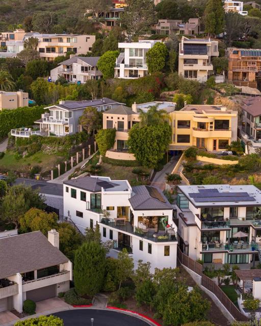 12994 Via Esperia, Del Mar CA: https://media.crmls.org/mediaz/8469a3ee-e48b-4d98-9f81-0e828eeaadb7.jpg