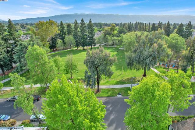 4166 Peregrine Way, Pleasanton CA: https://media.crmls.org/mediaz/8469e6c7-5edc-4ae1-aa83-88c15ada3ec4.jpg