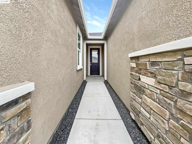 2066 Espana Ln, Rio Vista CA: https://media.crmls.org/mediaz/8469eb6d-fe1f-4ea0-8d68-3a20386208ff.jpg